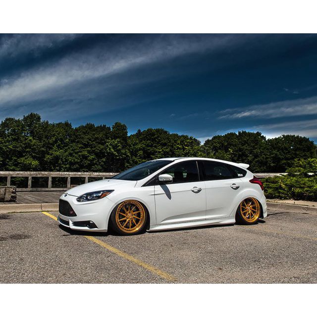 Air Lift 78543 - Performance Front Air Suspension Kit for Ford Focus Mk3 ST RS